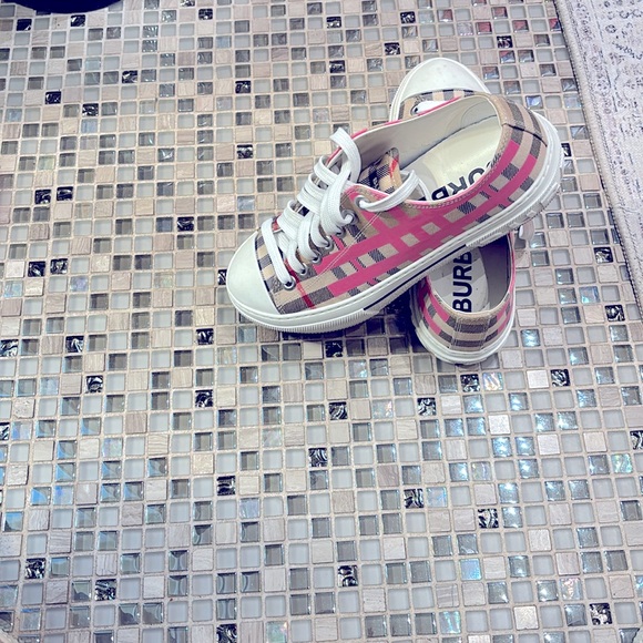 Too big for me. Size 8.5.  Brand new condition. - Picture 1 of 4